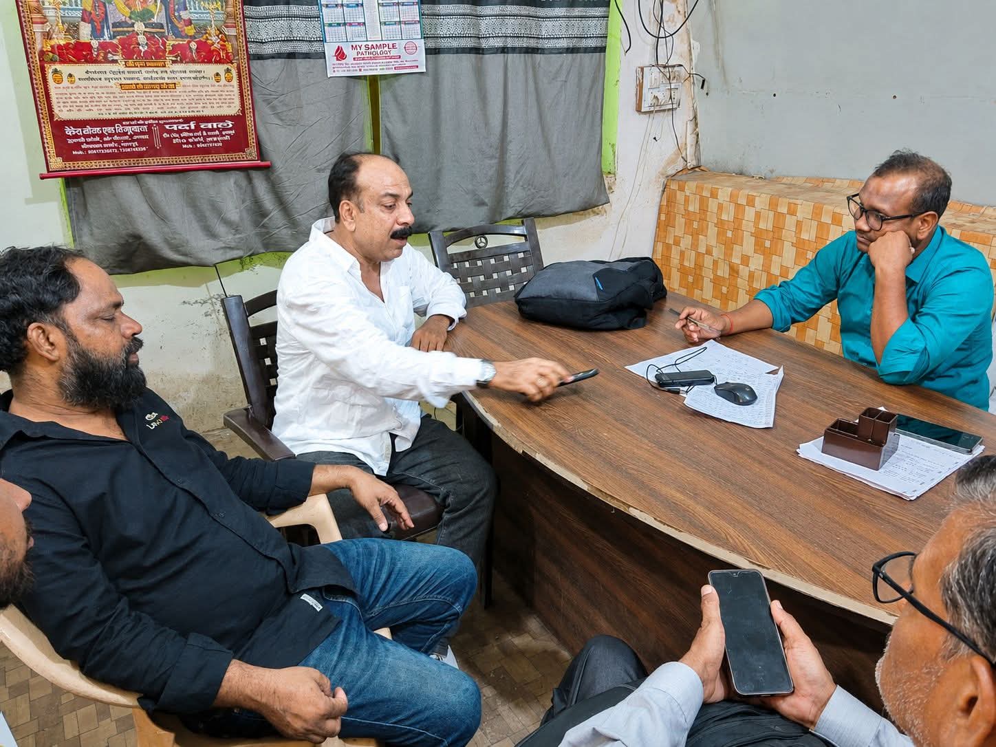 बिजली कटौती को लेकर सपा नेताओं ने एसडीओ से की शिकायत